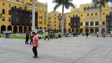 Den viktigaste torget i Lima heter Plaza de Armas. Här ligger president palatset och domkyrkan och något som liknar kommunfullmäktige